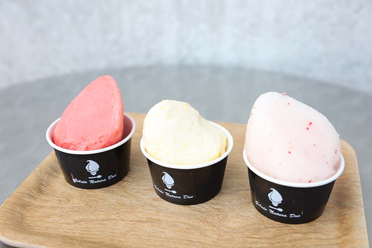 シングル350円、ダブル450円、トリプル450円（写真はすべてシングル）。左から苺シャーベット、嶽きみ（とうもろこし）、あかね