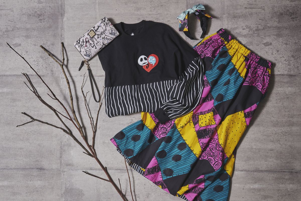 左から「【Dooney＆Bourke】ティム・バートン ナイトメアー・ビフォア・クリスマス財布」2万8600円、「【Spirit Jersey】ジャック・スケリントン＆サリー長袖Tシャツ」1万3200円、「サリーカチューシャ」2970円、「ジャック・スケリントン＆サリースカート」7260円