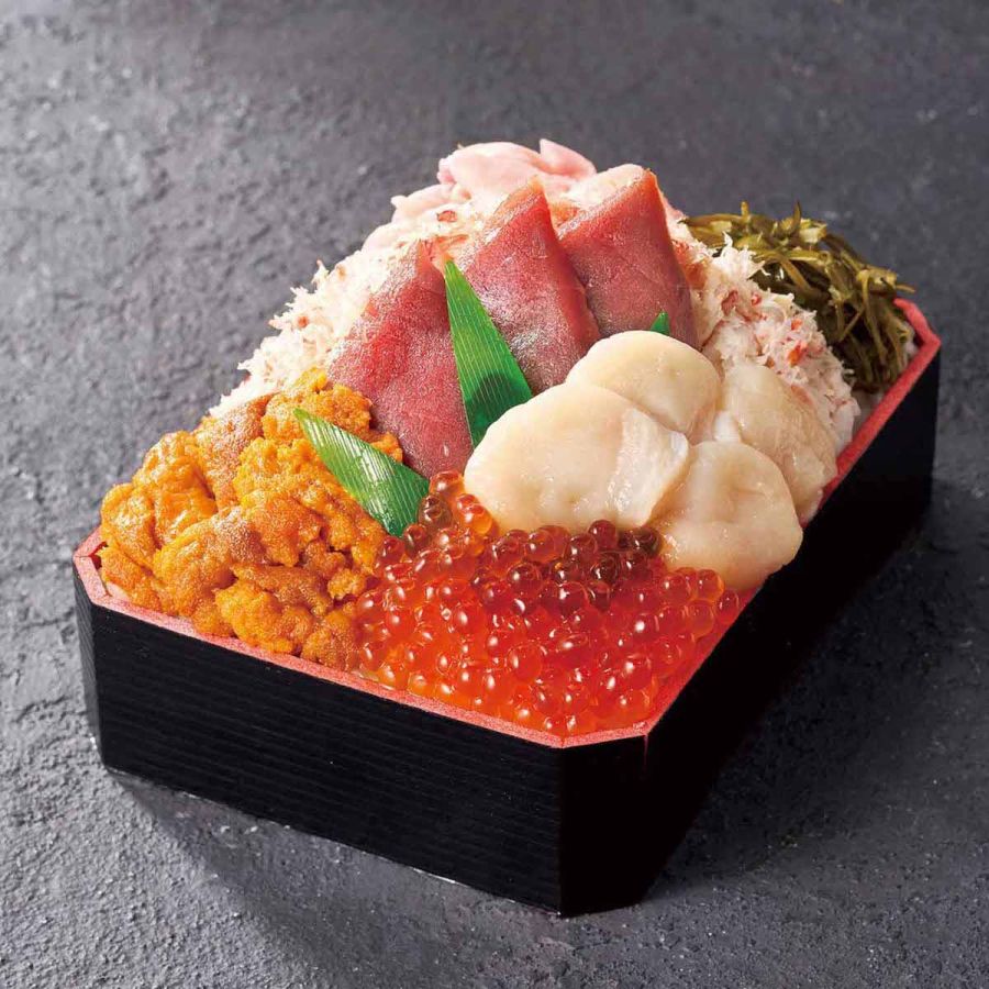 「生本まぐろ入５種盛弁当」（１折）3240円/積丹　海のや