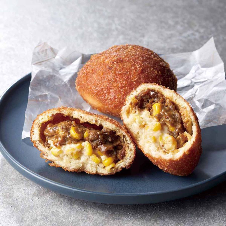 「コーンチーズカレーパン」（１個）331 円/札幌　プルマンベーカリー