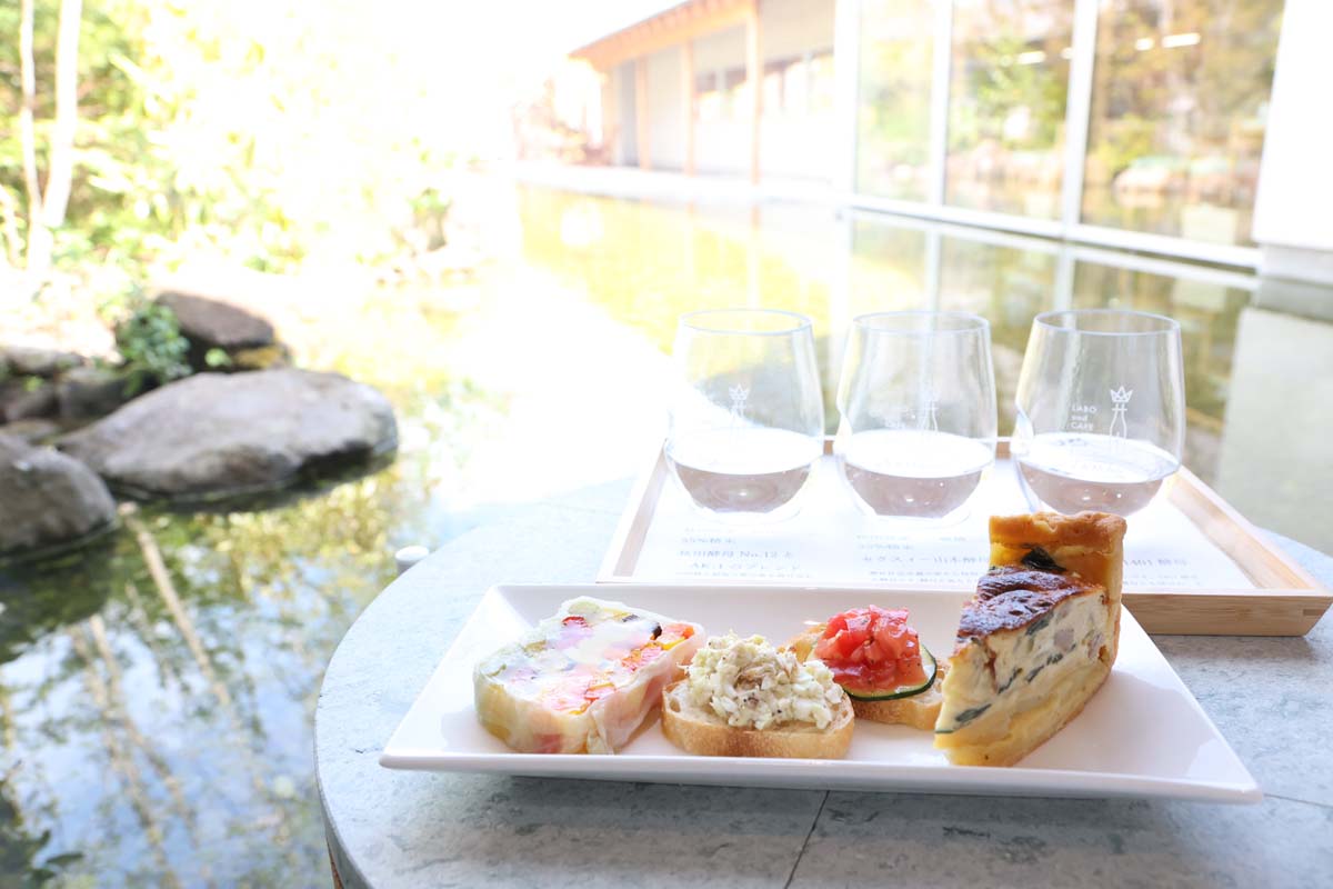 中庭に面した席でゆっくりと日本酒やフードを楽しめる