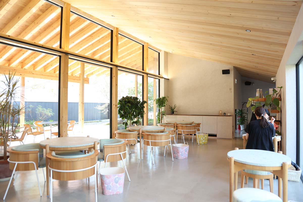 自然光を取り入れた店内は明るくて開放的
