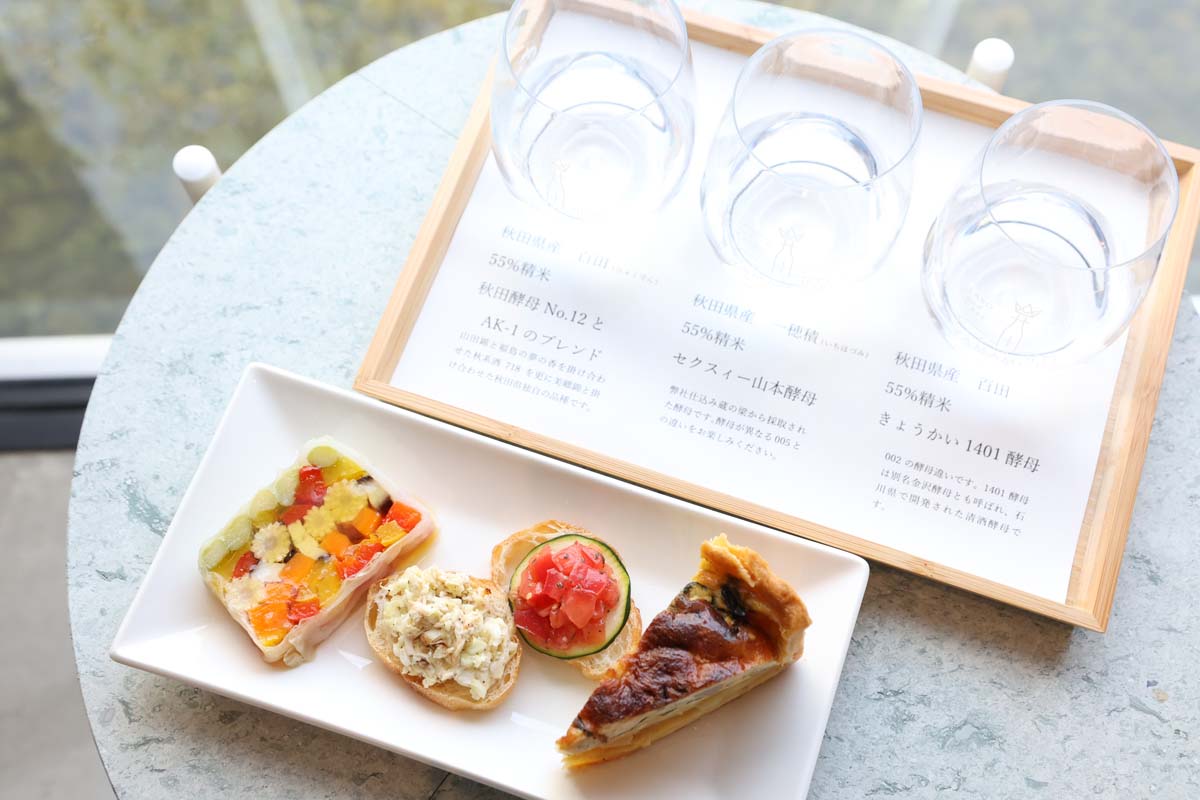 日本酒100ml×3種テイスティングセット（専用シリコングラス付）2000円、フード3種セット1200円