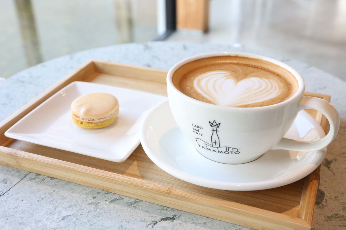 カフェラテ・マカロンセット1030円（カフェラテの単品は730円、おかわり430円、テイクアウト580円）