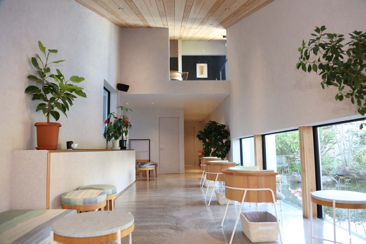 テーブルやカウンターは十和田石、イスは秋田杉を使用。布地は白神産地の自然をモチーフに京都の工房に発注したオリジナルデザイン