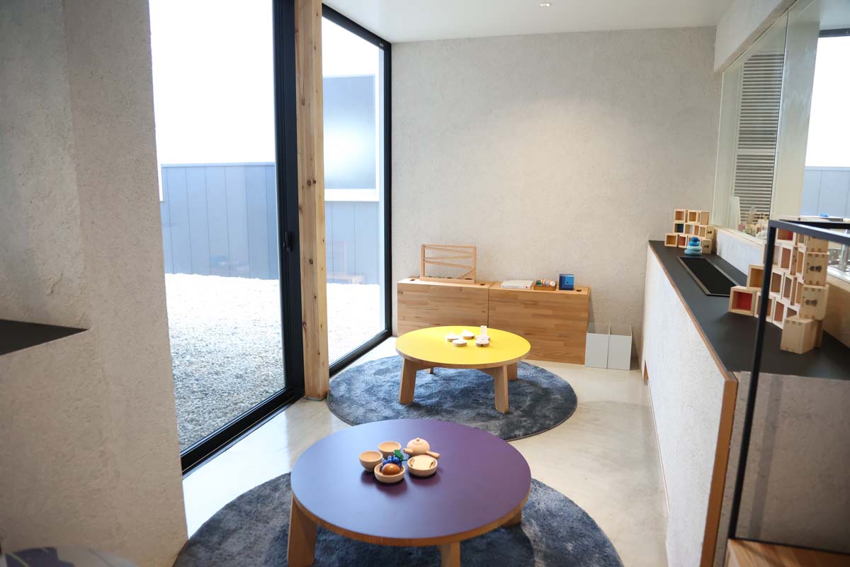 店内奥のキッズスペース。木のおもちゃ美術館監修のおもちゃや、升のブロックなどで子どもも楽しめる
