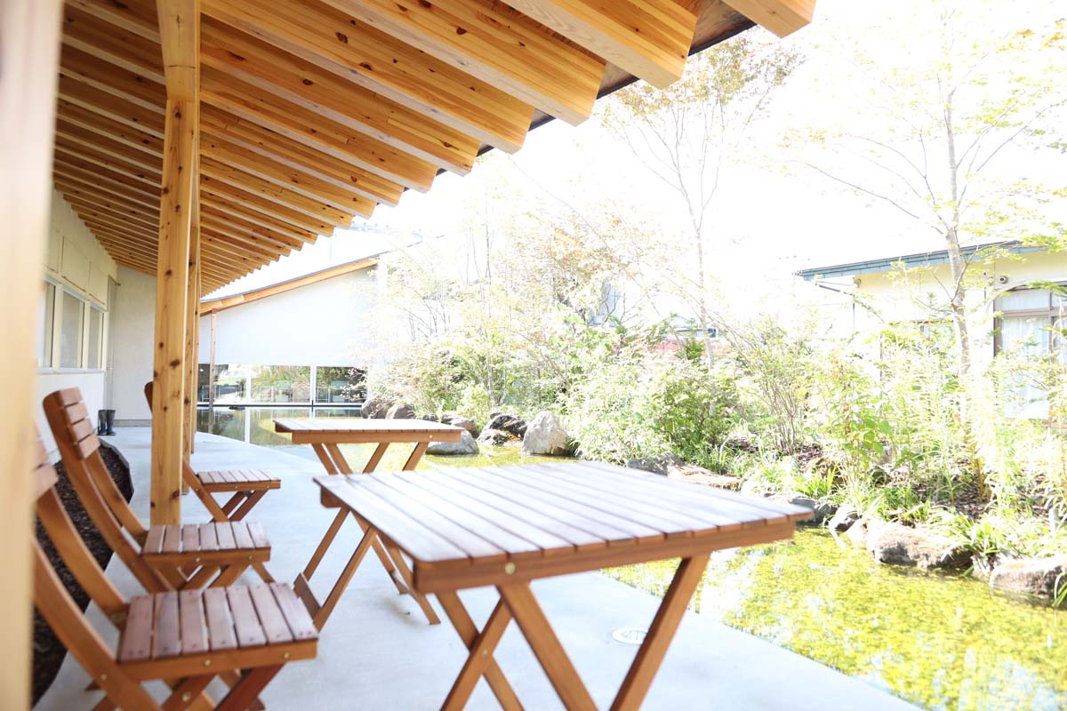 テラス席は緑や水のせせらぎを感じられる