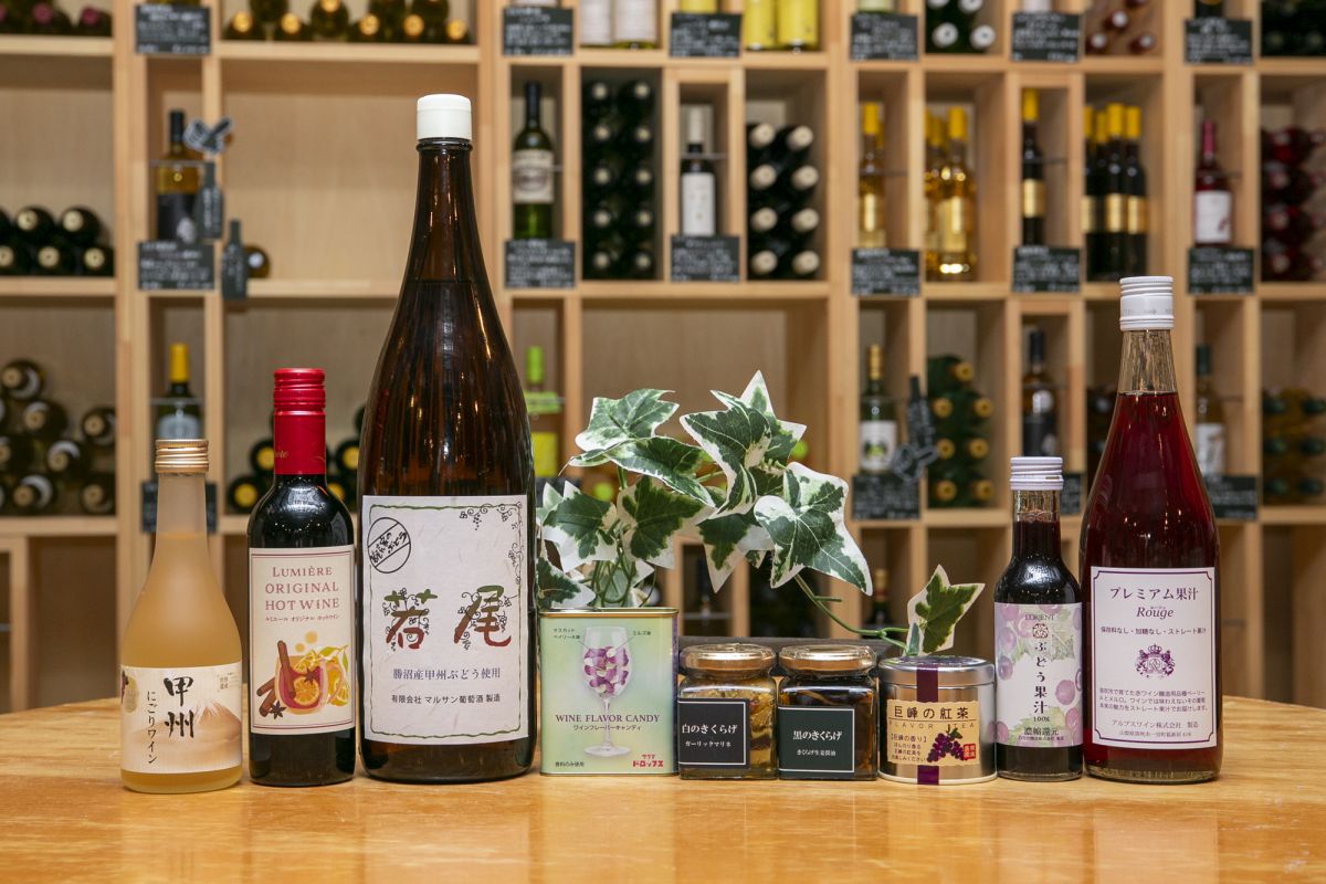 「マルサン葡萄酒『若尾』甲州白」一升瓶　2420円 「白百合醸造 ぶどう果汁100％」720ml　1400円