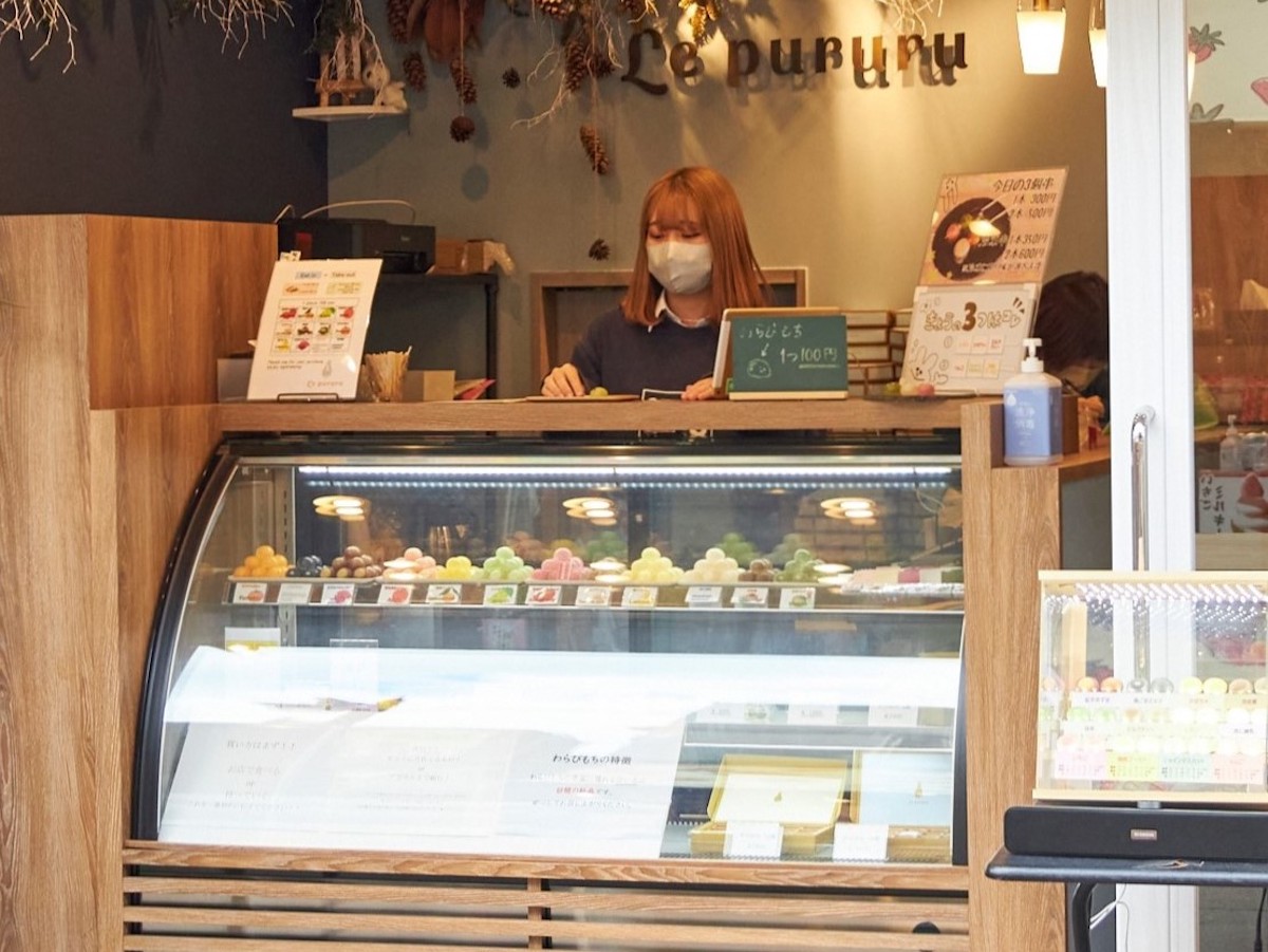 通りから見えるカラフルなショーケースに心惹かれます