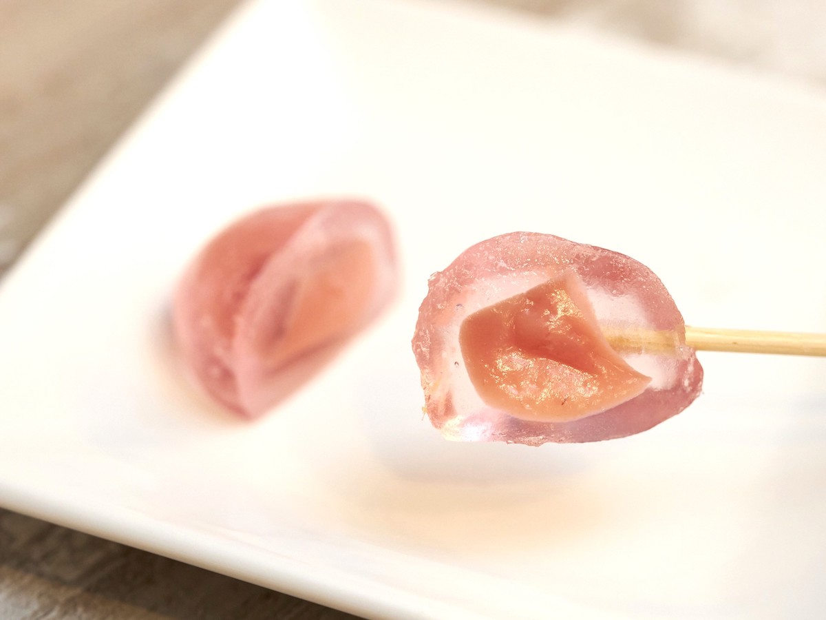 「わらびもち（餡入り）あまおういちごミルク」1個100円