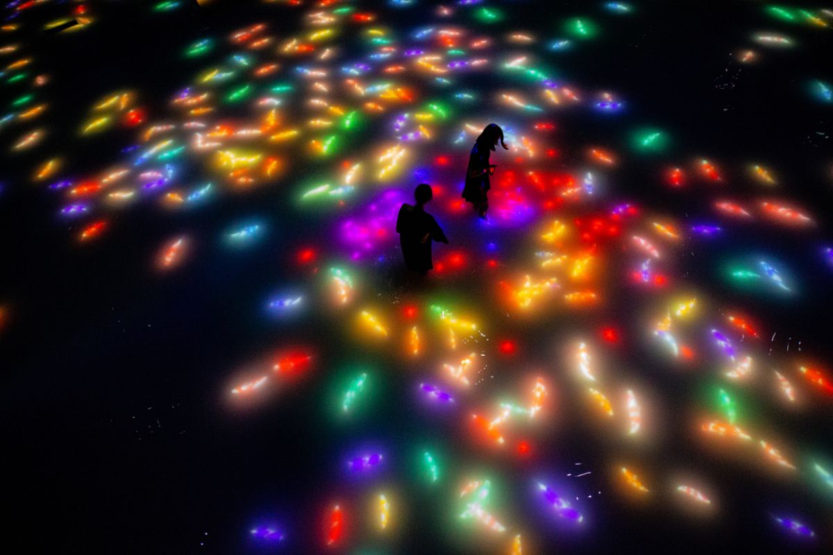 チームラボ《人と共に踊る鯉によって描かれる水面のドローイング - Infinity》©チームラボ