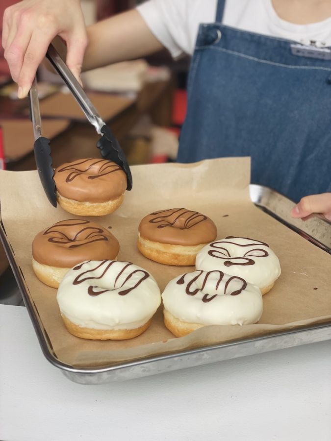 (手前)「ベルギーリッチホワイト」310円、(奥)「キャラメルチョコレート」280円