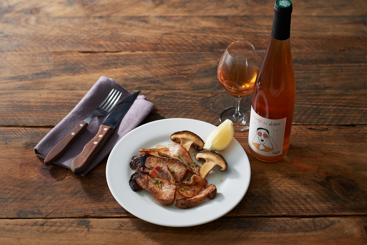 【GINZA SIX限定】「オレンジ イン アルザス 2020年 ドメーヌ エンゲル」グラス 1320円、ボトル 7920円／ビストロ オザミ [6F]