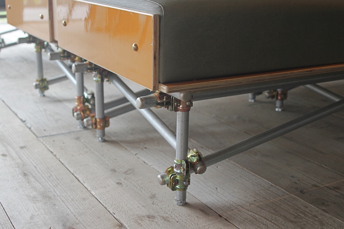 イスの足も建設現場で使用されていた材料を活用