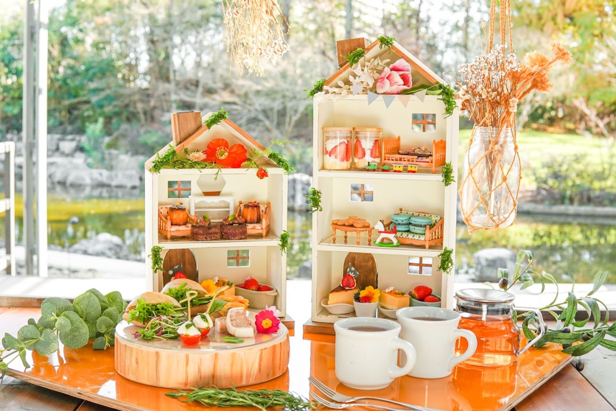 森のぬくもりを感じられる家をモチーフにしたスイーツ10種とセイボリー付「アフタヌーンティーセット」4400円／© BOTANICAL HOUSE