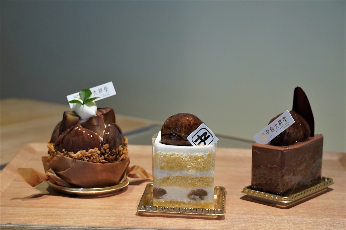 左から「丹波クリームパイ丹波栗」810円（カフェ825円）、「丹波栗のショートケーキ」864円（カフェ880円）、「丹波栗ショコラ」810円（カフェ825円）