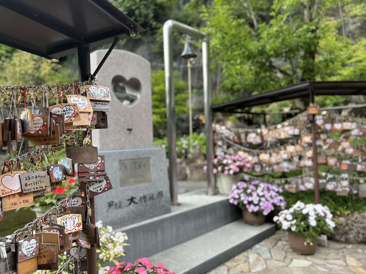 「誓いの鐘」の周りにはハートの絵馬もたくさん掛けられている