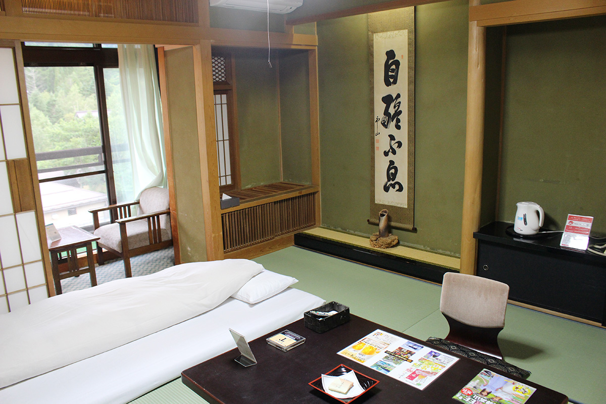 8畳の「和室スタンダード」のお部屋。純和風の客室で、窓からは自然を眺められる