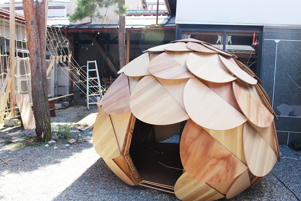 庭には広葉樹を組み合わせて作った「巣ごもり」というアート作品が