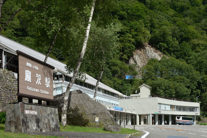 有料350台、無料350台の駐車場を備える扇沢駅。マイカーの立ち入りはここまで