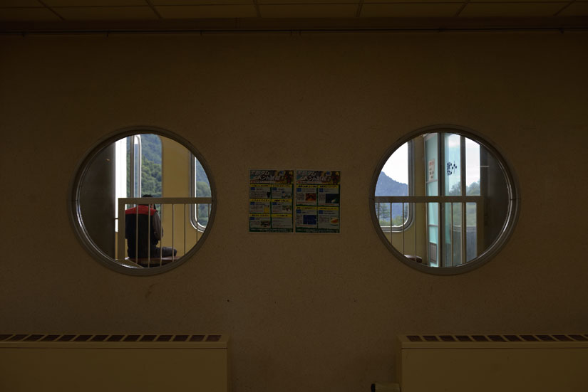 外の景色を可愛らしく切り取る駅舎の丸窓