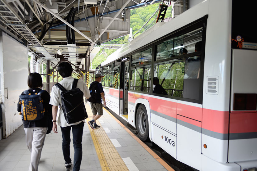 全長5.4kmの道を進む電気バス。乗車時間は16分ほど