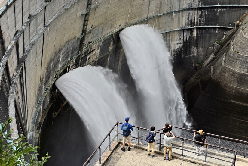 下るごとに水飛沫が近くなる外階段位には、フォトスポットが点在