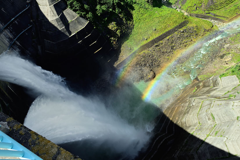 真上から見下ろす観光放水は、レースのように繊細な水の流れも綺麗