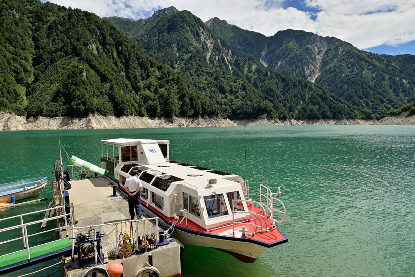 乗船料は大人1200円、小学生以上600円。船内は、座席とデッキを自由に行き来できます