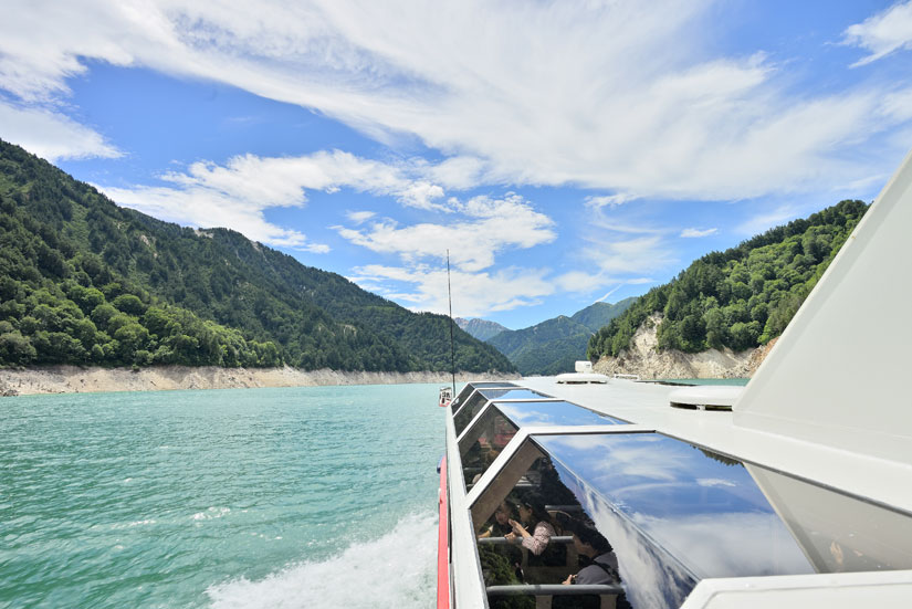 船首に向かって右側が富山県、左側が長野県