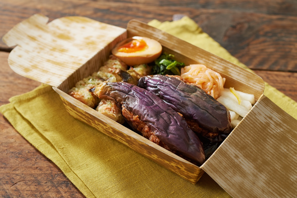 「秋茄子の挟み揚げの海苔弁 」1350円～／刷毛じょうゆ 海苔弁山登り [B2F]