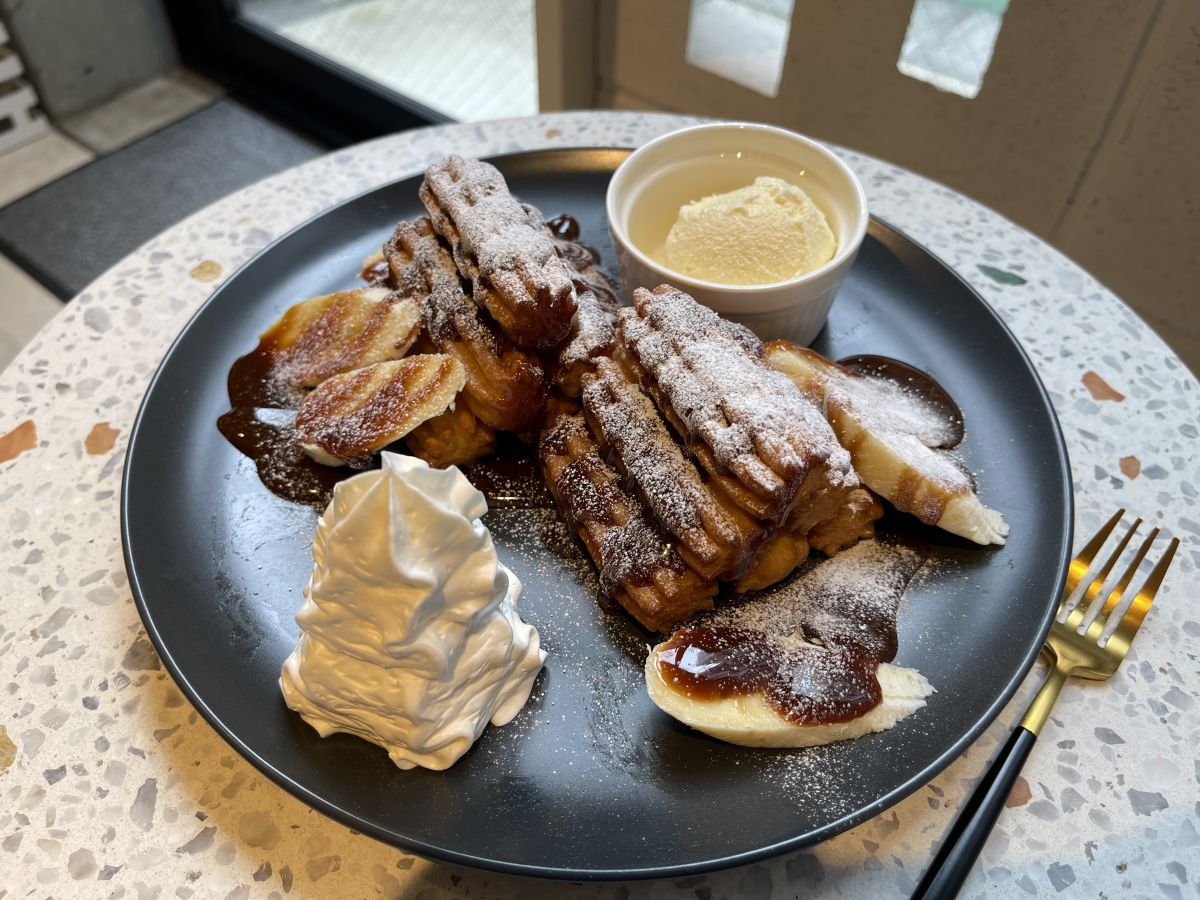 「キャラメルバナナチュロス」950円、「ホイップクリーム」100円、「バニラアイスクリーム」200円