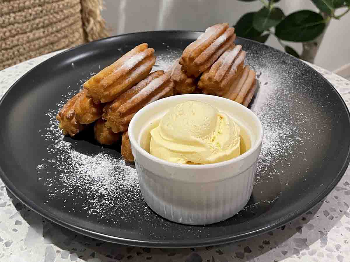 「シュガーチュロス」850円、「バニラアイスクリーム」200円