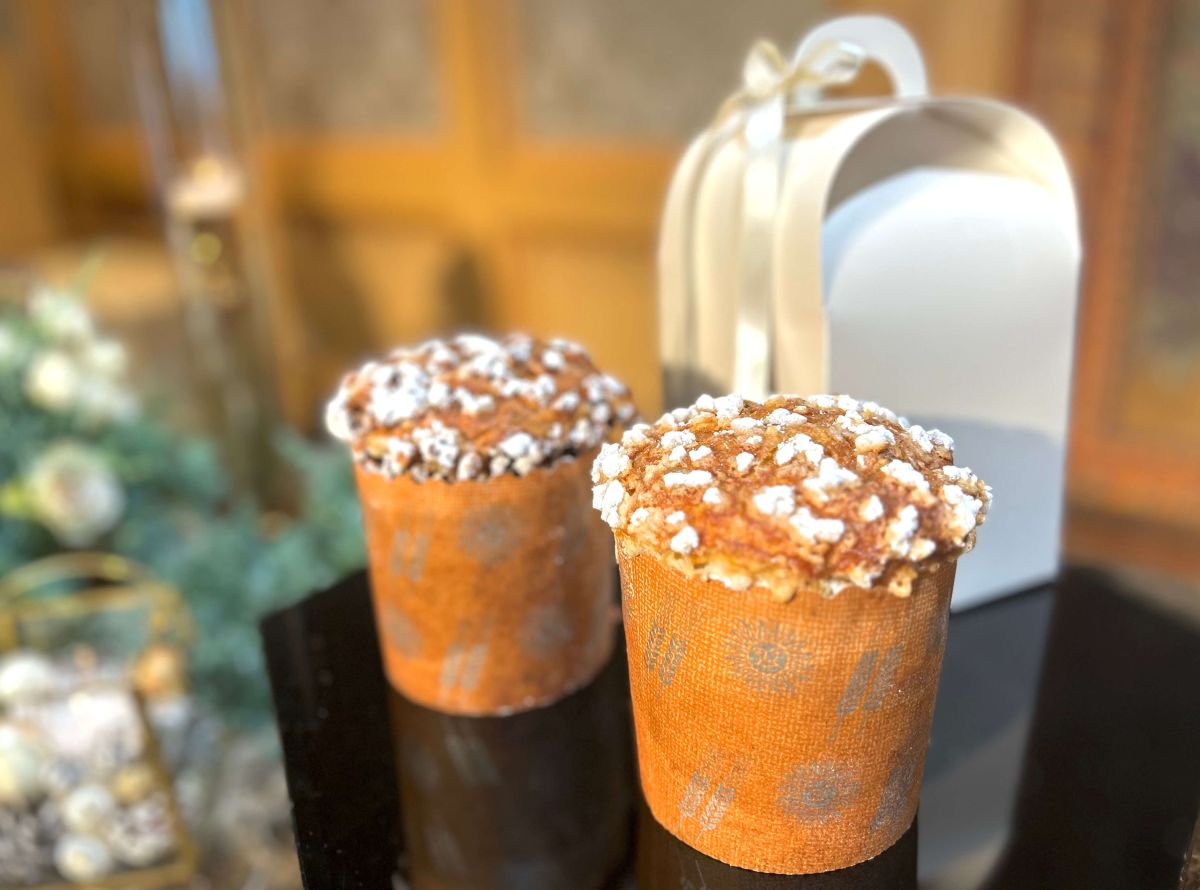 左写真手前：パネトーネ (直径 10㎝ 高さ 14㎝) 1500円 左写真奥：パネトーネネロ(直径 10㎝ 高さ 14㎝) 1500円