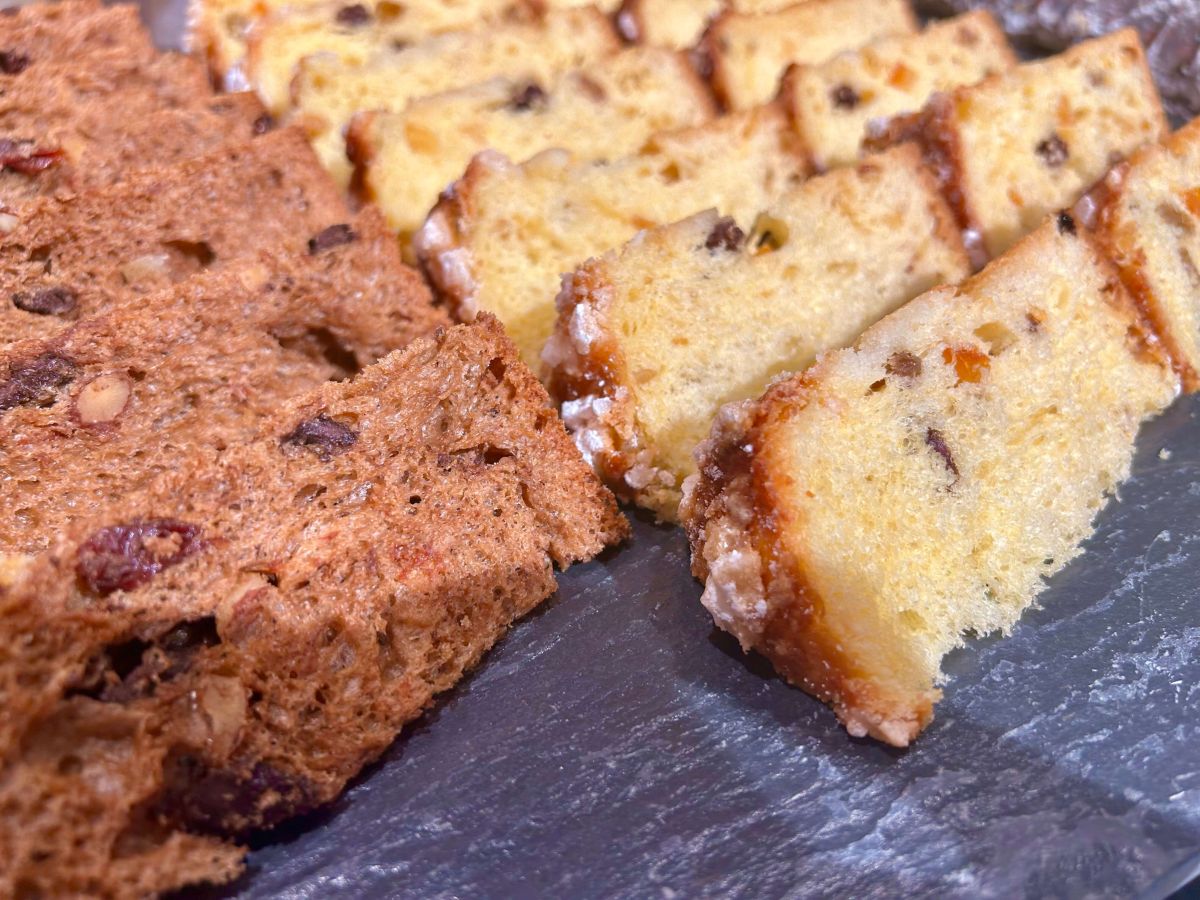 写真左「パネトーネ・ネロ」、（写真右）「パネトーネ」