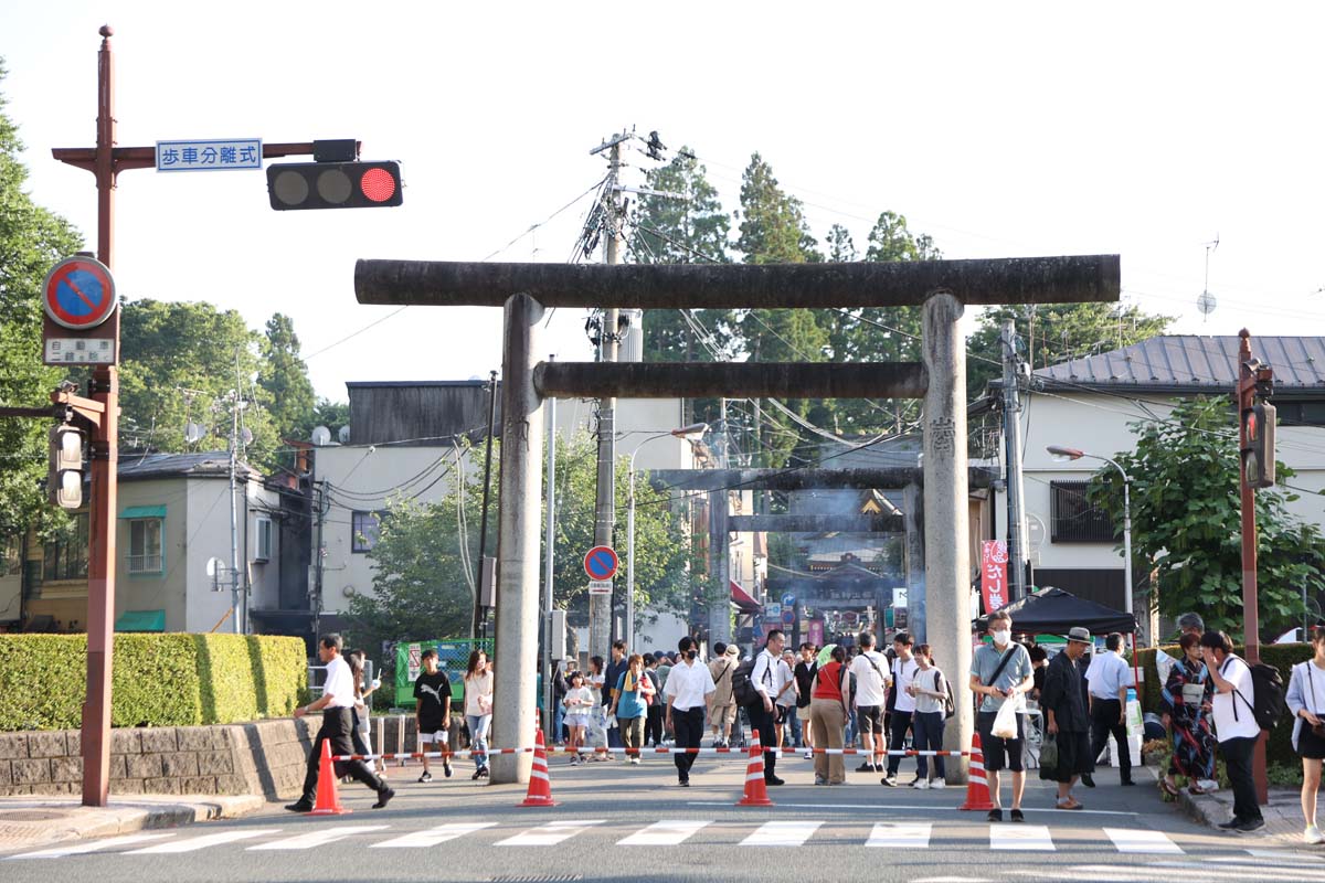 櫻山神社に続く参道はお祭り気分が味わえる