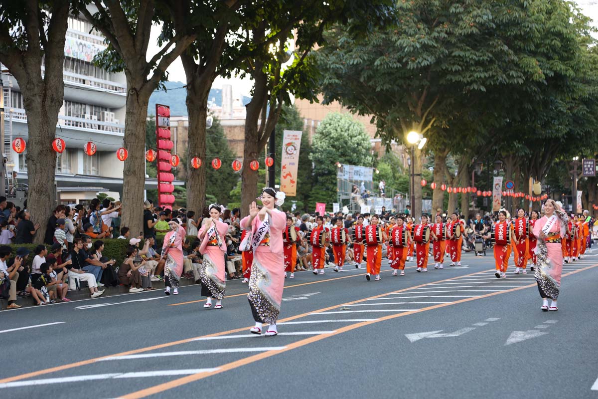 ミスさんさ踊りの先頭集団からスタート