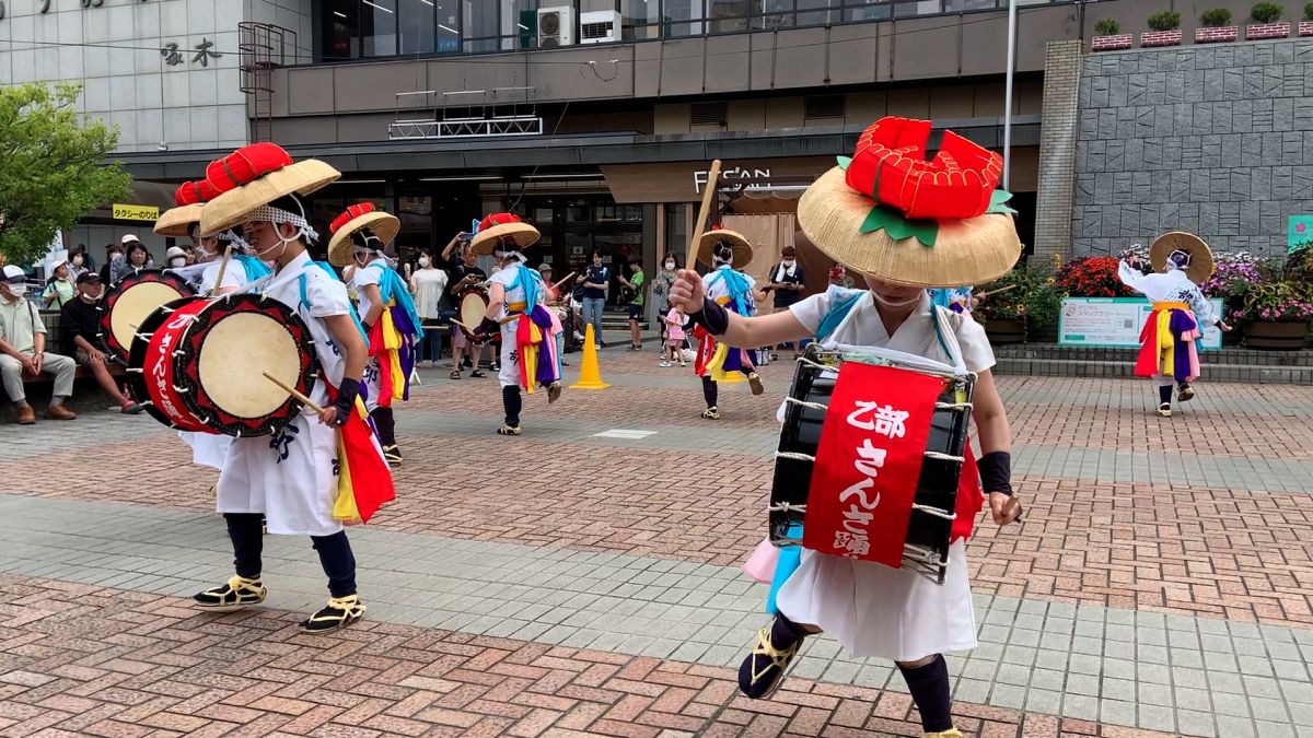 盛岡駅前で行われた「おもてなしさんさ」