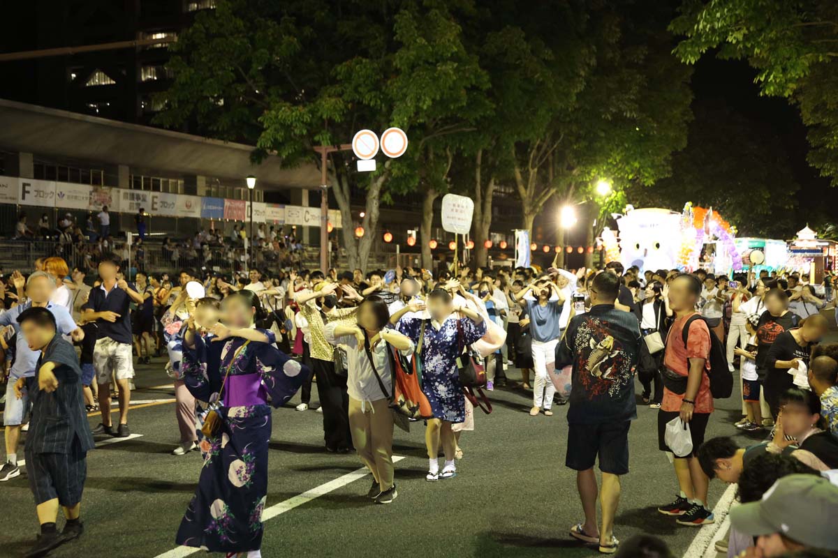 一般参加の最終集団は大盛り上がり!