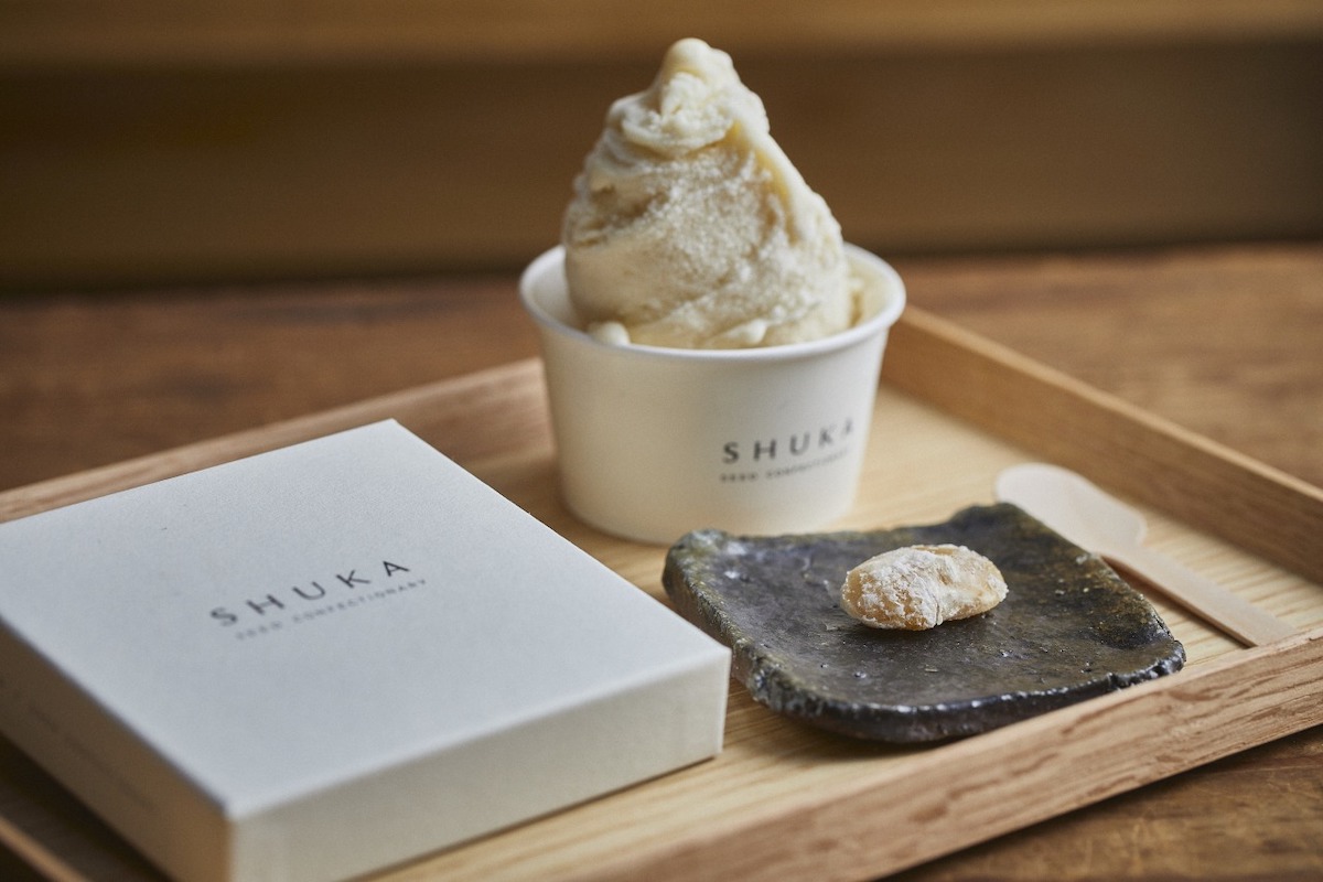 斗六豆バニラのジェラート （写真右手前の種菓子はイメージ）