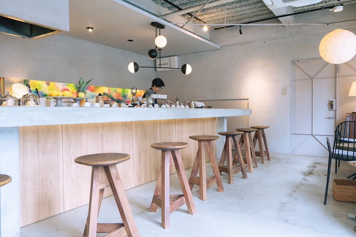 大きなカウンターが設えられた店内