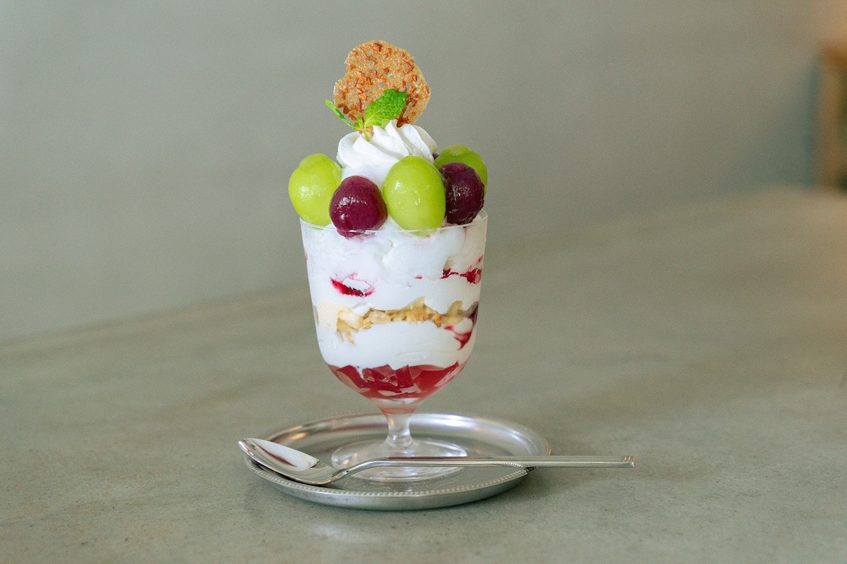 「シャインマスカットと巨峰のコンポートパフェ」1700円