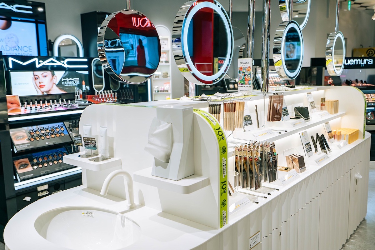 中央の洗面台以外にも、あらゆる場所に洗面スペースを配置