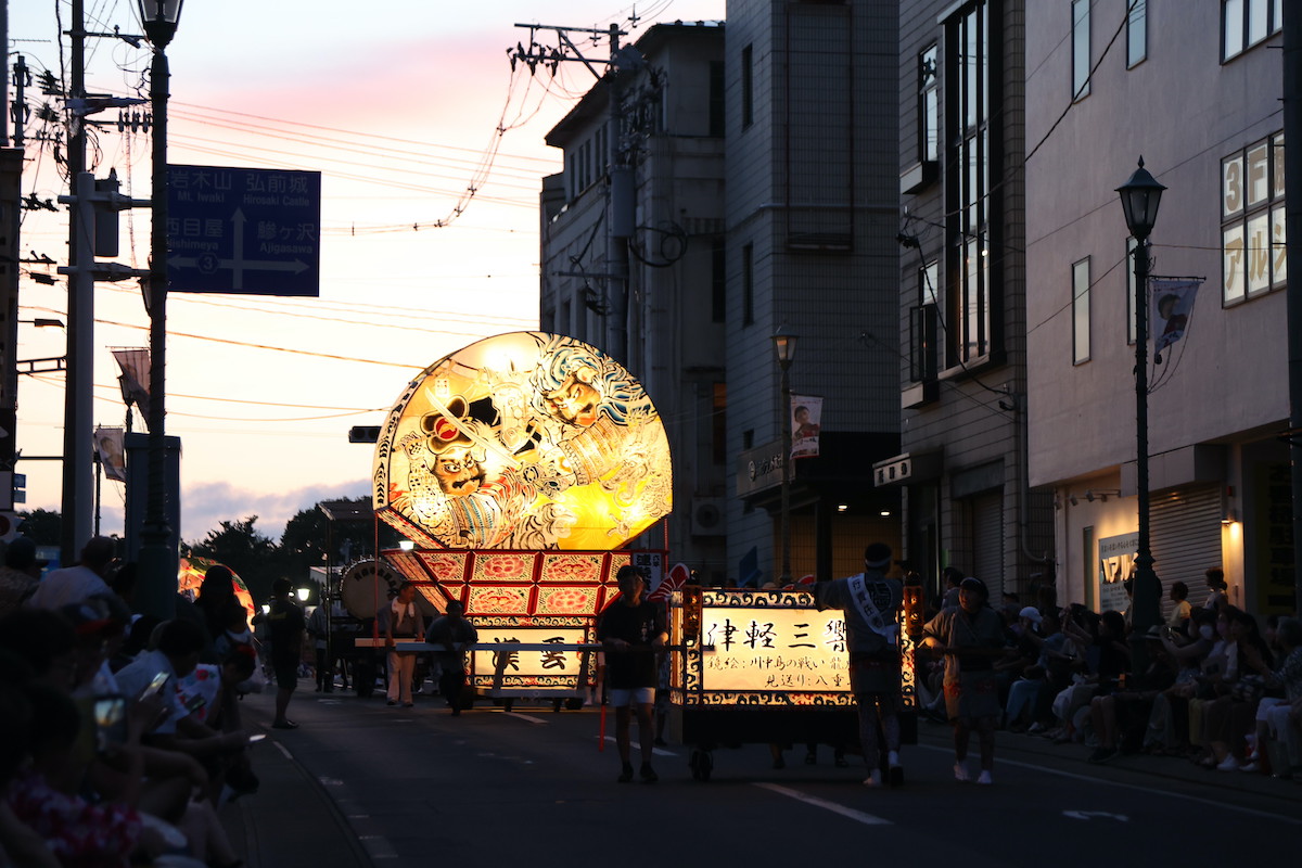 観衆で賑わう土手町通り