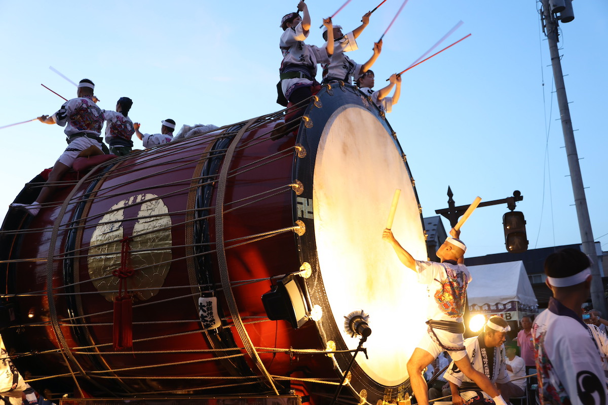 先頭を進む「津軽情っ張り大太鼓」