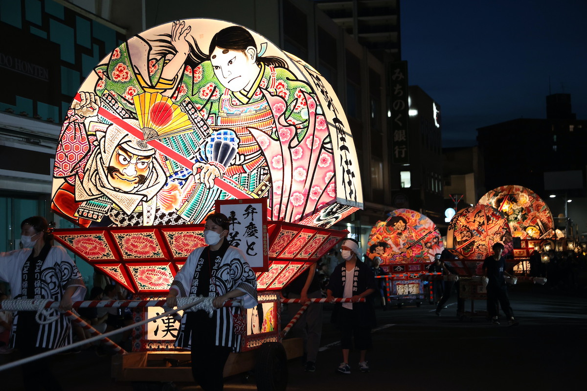 大小さまざまなねぷたが登場する