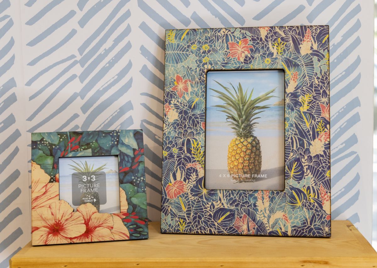 左から：ハイビスカス写真立て（小）$20、トロピカルガーデン写真立て（中）$30