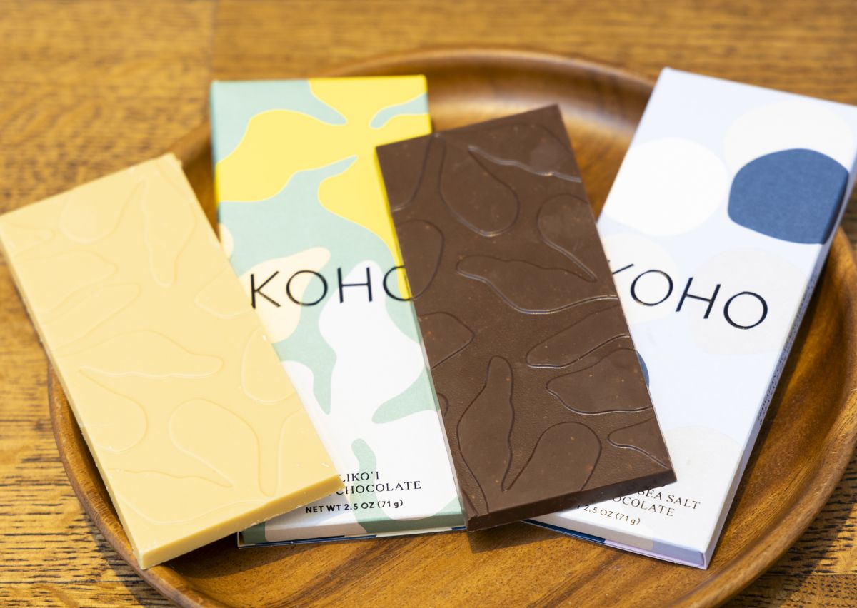 左から：リリコイ・ホワイトチョコレート、ハワイアン・マカダミア＆シーソルト・ダークチョコレート 各$13