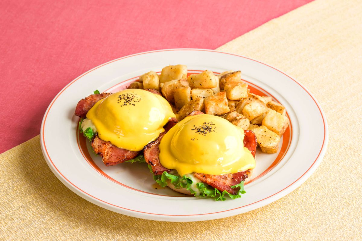 メープルベーコンのエグスンベネディクト 1628円(テイクアウトは1598円)