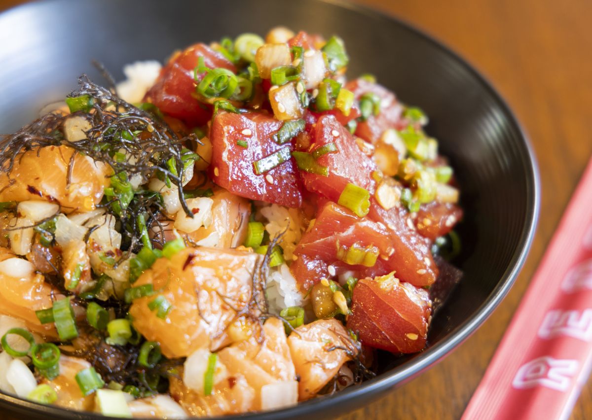 醤油アヒ＆リムサーモン・ポキボウル・デラックス（ランチ＆ディナーメニュー）$22